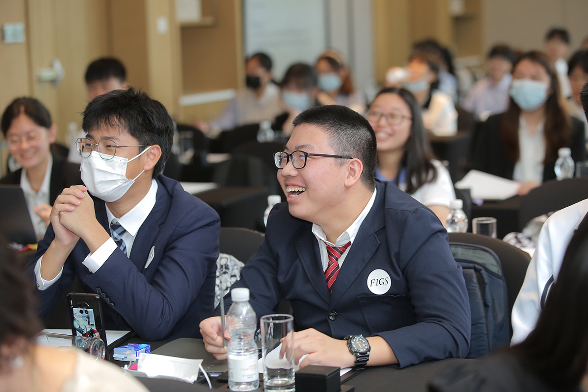 随着 1 月截止日期的临近，大学入学申请激增