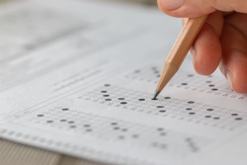 SAT 正在走向数字化并变得更短：“学生的最佳选择”大学理事会宣布 SAT 将很快持续两个小时，学生将在几天内得到分数，学生手测用铅笔画选择的考试进行考试在学院或大学的学校期末考试的答题纸上。 在考试课堂上采取多项选择进行评估