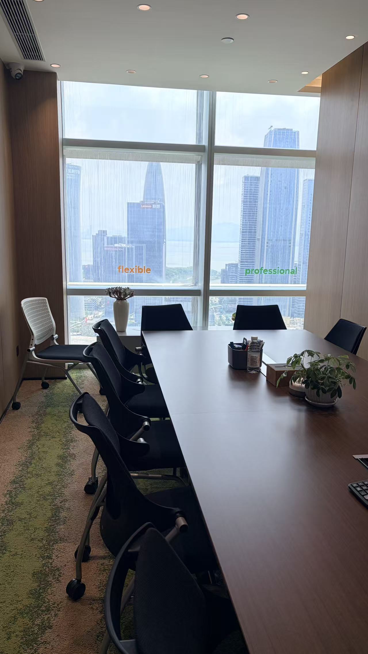 FIGS 深圳办公室会议室与城市景观